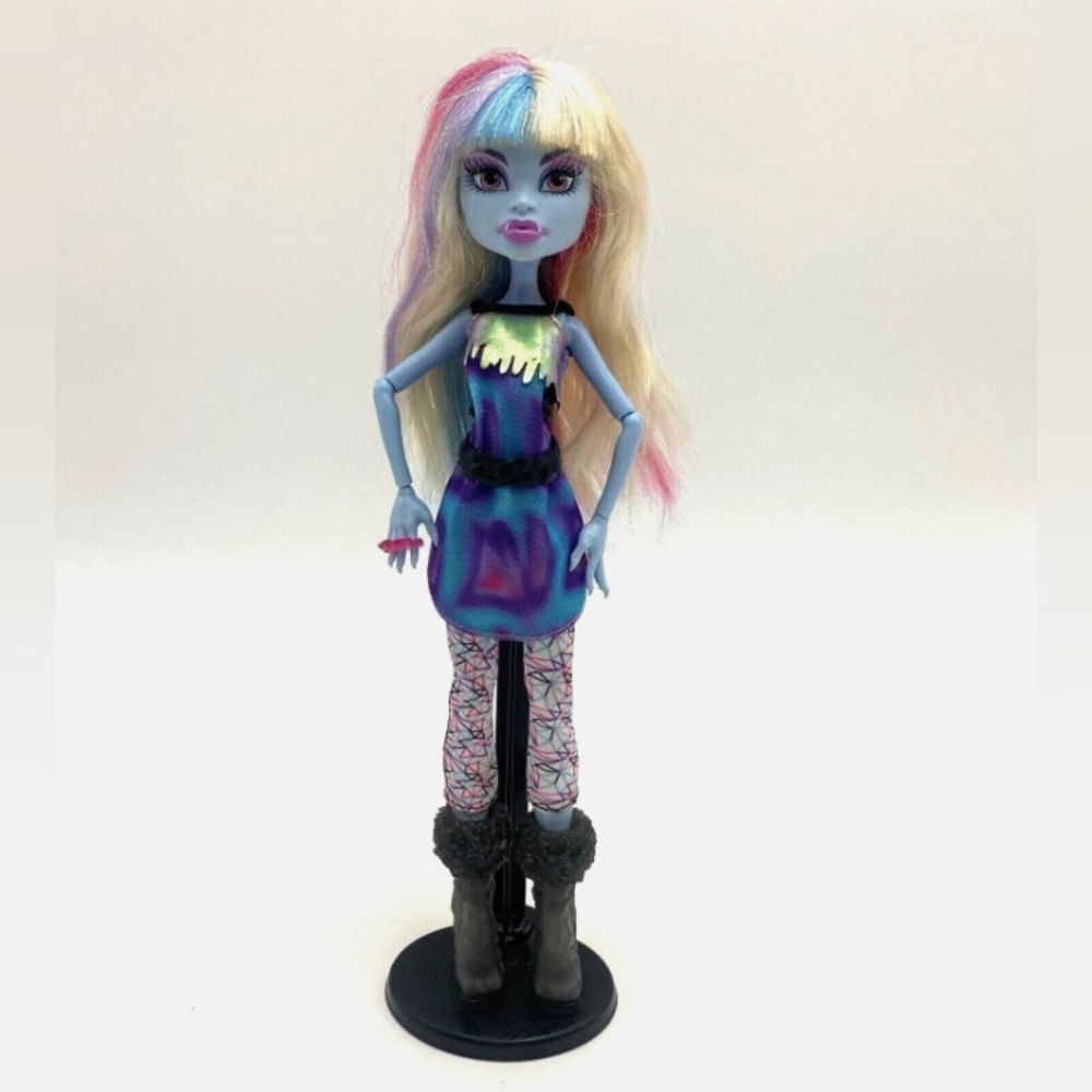 Monster High Abbey Bominable Picture Day Doll 2010 with Accessories